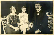 Mieke Monjau (Marie Mertens) mit ihren Eltern Margarethe und Heinrich Mertens, um 1914, Fotogra ...