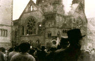 Die zerstörte brennende Synagoge in der Kasernenstraße nach der Pogromnacht, 10.11.1938, Fotogr ...