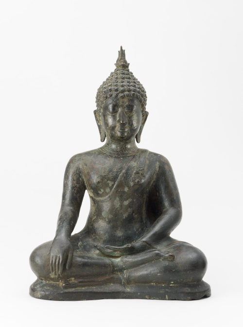 Sitzender Buddha auf schmaler Sockelplatte, 1400