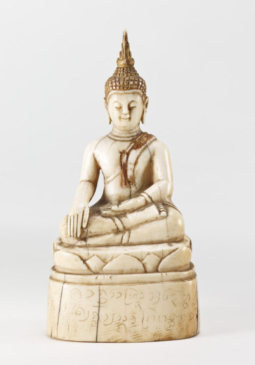 Unbekannt (Künstler*in), Buddha auf einfachem Lotussockel, um 1750