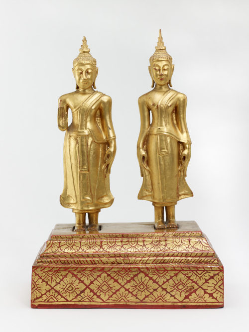 Unbekannt (Künstler*in), Zwei stehende Buddhas auf einem mehrfach gestuftem Podest, Anfang 19. Jahrhundert