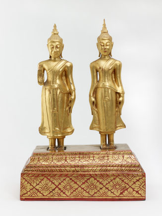 Zwei stehende Buddhas auf einem mehrfach gestuftem Podest