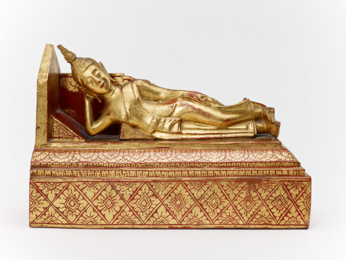 Unbekannt (Künstler*in), LIegender/sterbender Buddha, Anfang 19. Jahrhundert