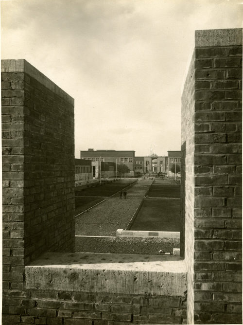 Julius Söhn (Fotograf*in), Dauerbauten der Gesolei: Blick vom Planetarium nach Norden, 1939