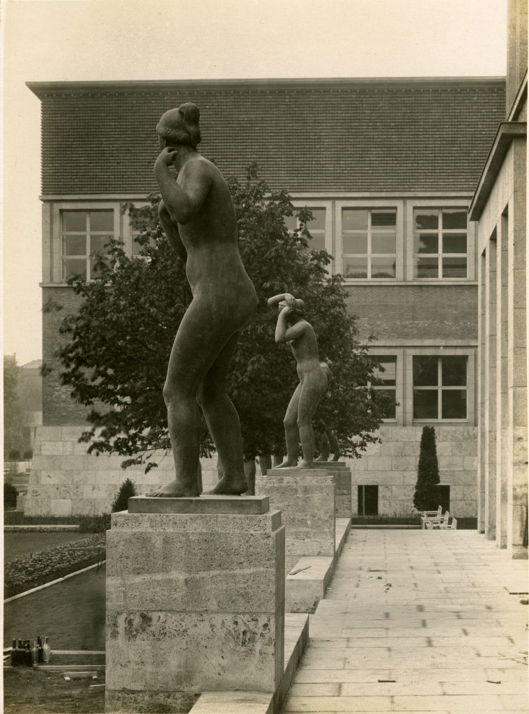 Dauerbauten der Gesolei: Figurengruppe im Ehrenhof