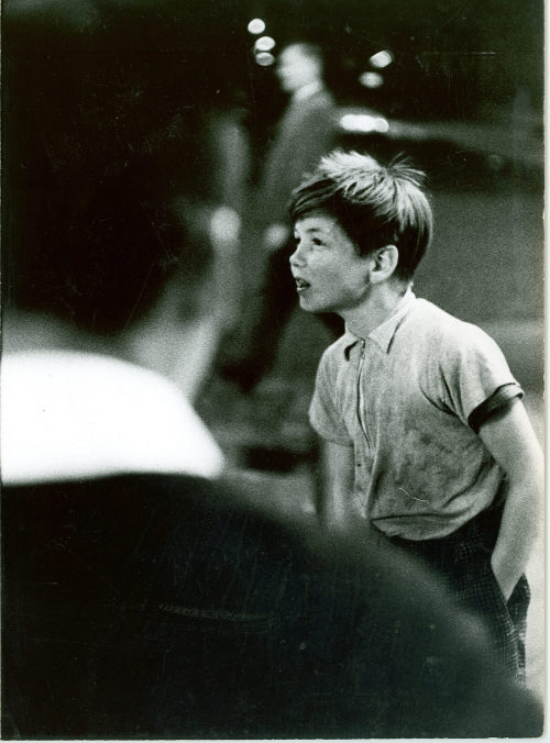 Dirk Alvermann (Fotograf*in), Straßenjunge in der Altstadt, Düsseldorf, 1961