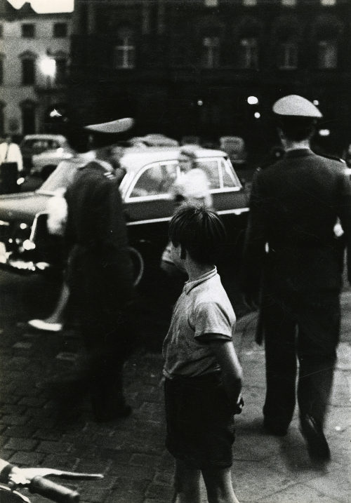 Dirk Alvermann (Fotograf*in), Straßenjunge und Polizisten in der Altstadt, Düsseldorf, 1961