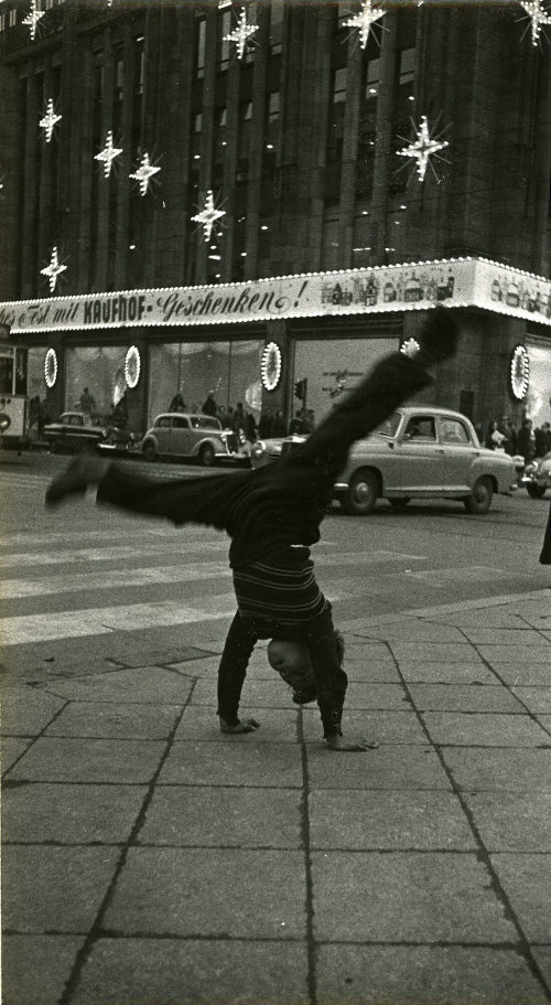 Dirk Alvermann (Fotograf*in), Radschläger auf der Königsallee, Düsseldorf, Dezember 1956