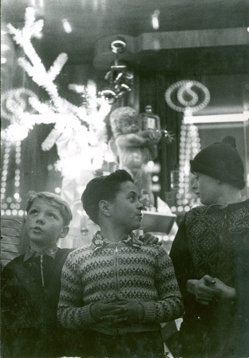 Dirk Alvermann (Fotograf*in), Kinder vor Weihnachtskulisse, Düsseldorf, 1957