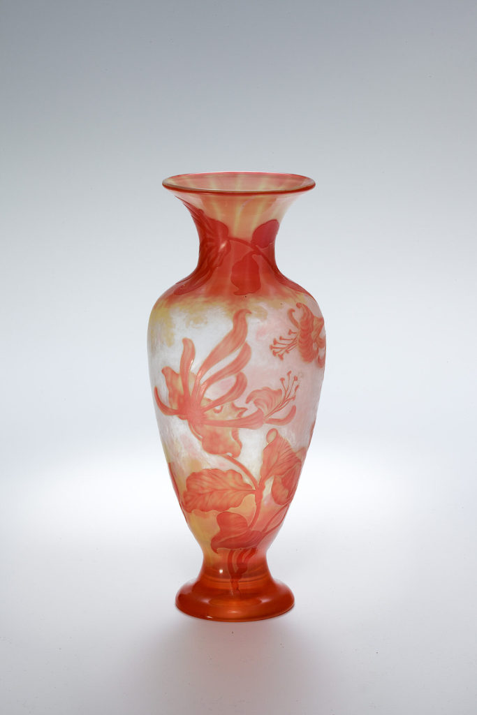 Balustervase mit Geißblatt