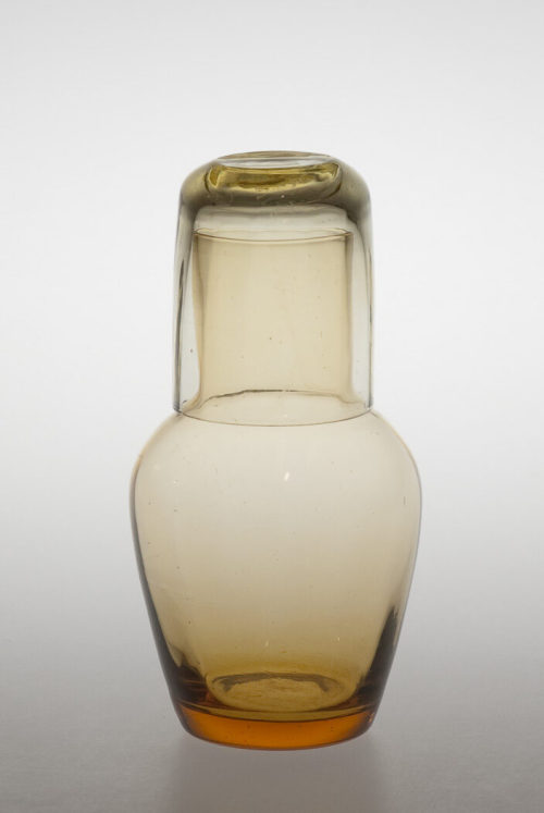 Sturzflasche mit Becher, um 1930