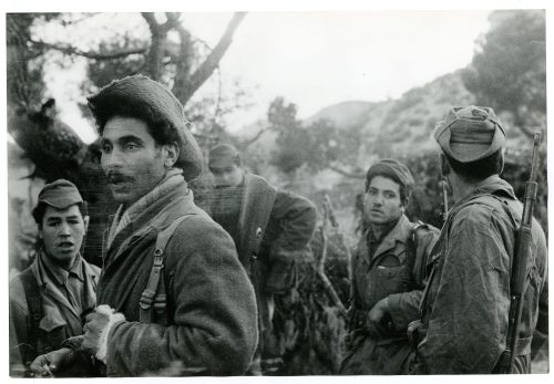 Dirk Alvermann (Fotograf*in), abendlicher Aufbruch der Partisanen Algerien 1958, 1958