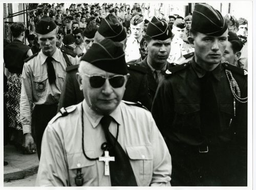 Dirk Alvermann (Fotograf*in), Wallfahrendes Militär Lourdes 1958, 1958