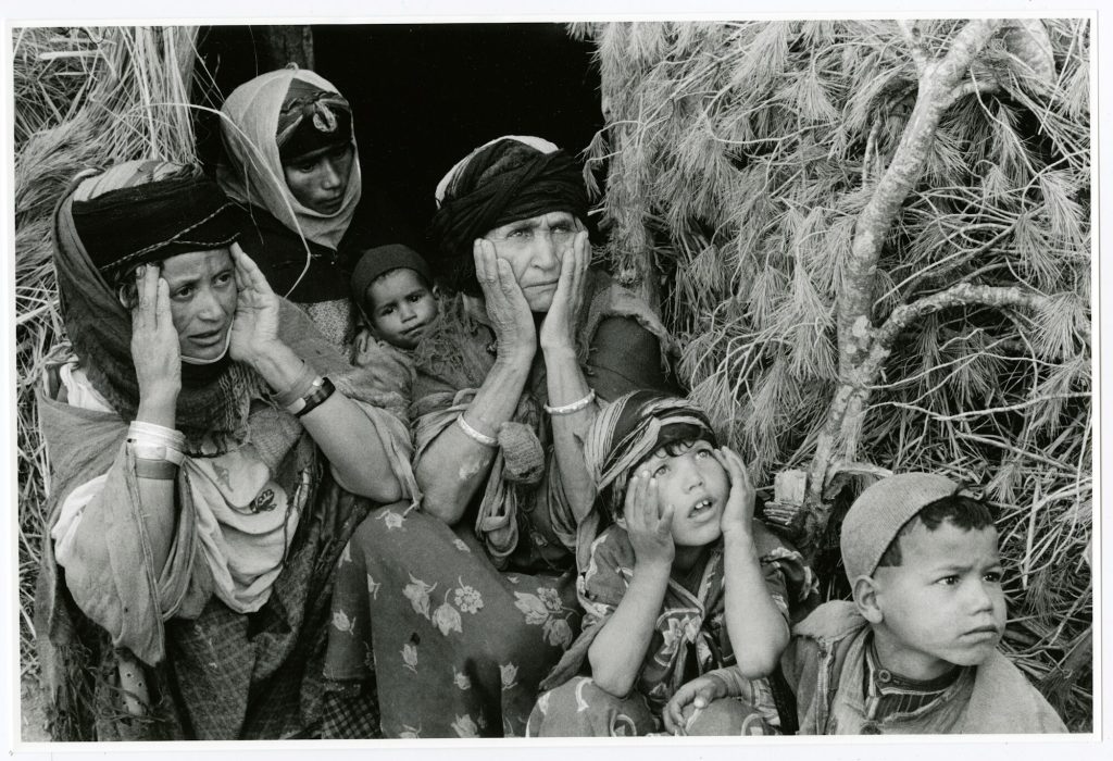 Frauen mit Kindern nach Bombardement Algerien 1958