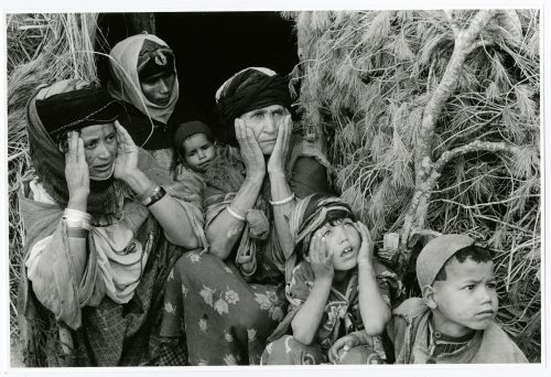 Dirk Alvermann (Fotograf*in), Frauen mit Kindern nach Bombardement Algerien 1958, 1958