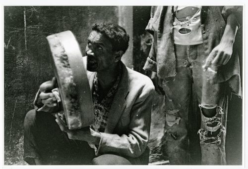 Dirk Alvermann (Fotograf*in), Algerischer Straßensänger Tunis 1958, 1958