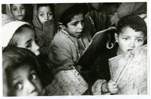 Dirk Alvermann (Fotograf*in), Koranschüler in Flüchtlingscamp Algerien 1959, 1959