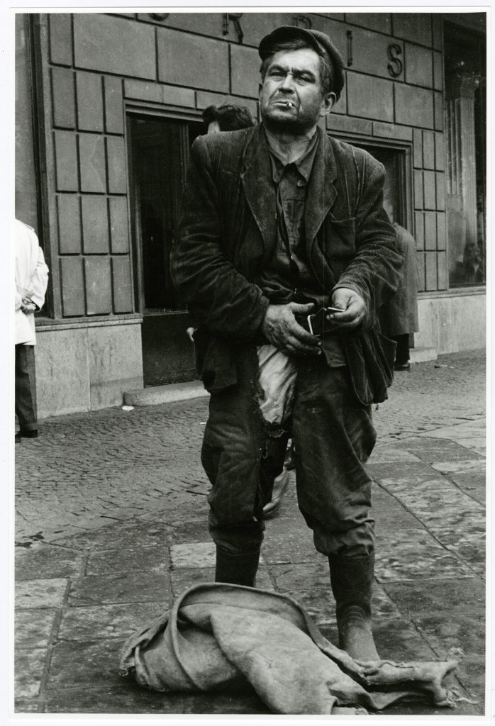 Kohlenträger vor Orbis Reisebüro, Warschau, Polen 1956