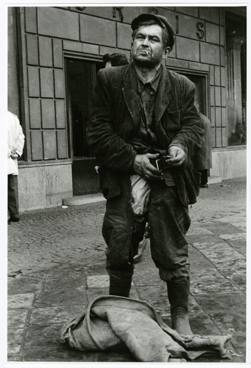 Dirk Alvermann (Fotograf*in), Kohlenträger vor Orbis Reisebüro, Warschau, Polen 1956, 1956