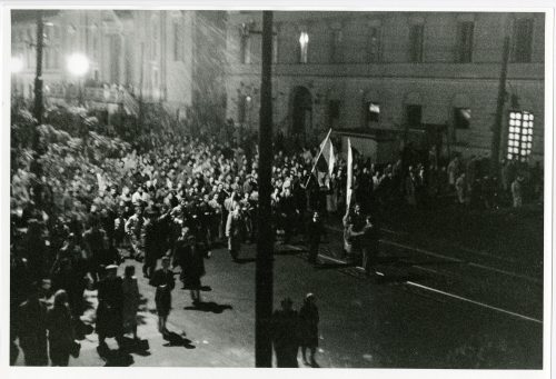 Dirk Alvermann (Fotograf*in), Solidaritätsdemonstration mit dem Budapester Aufstand, Warschau 24.10.1956, 1956