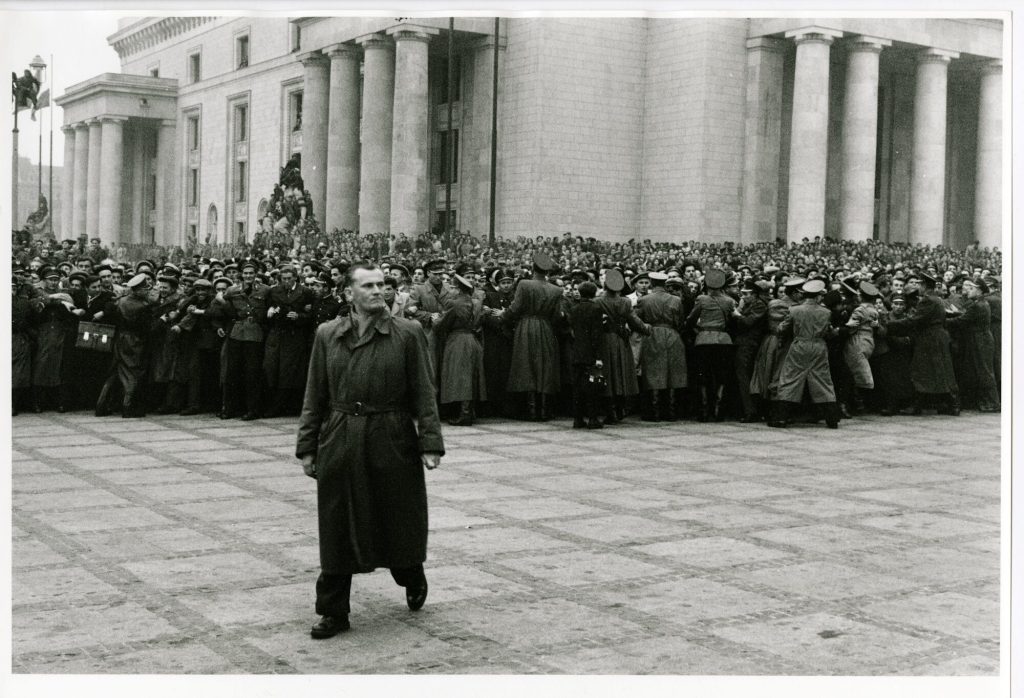 Massendemonstration vor dem Kulturpalast, Warschau 1956