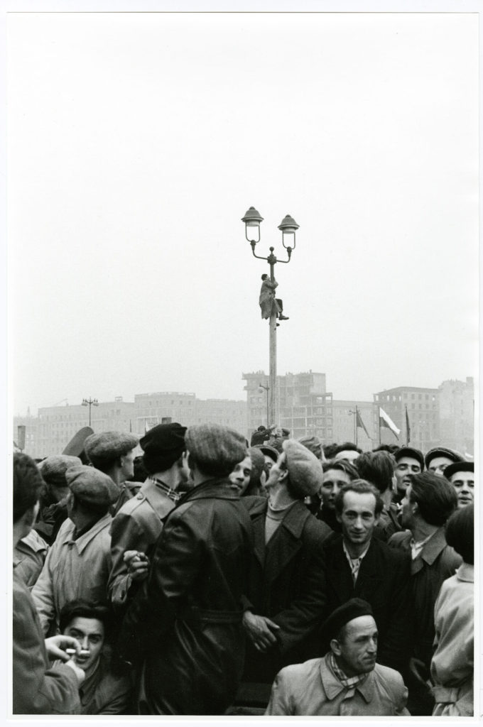 Laternenkletterer bei Massendemo, Warschau 1956