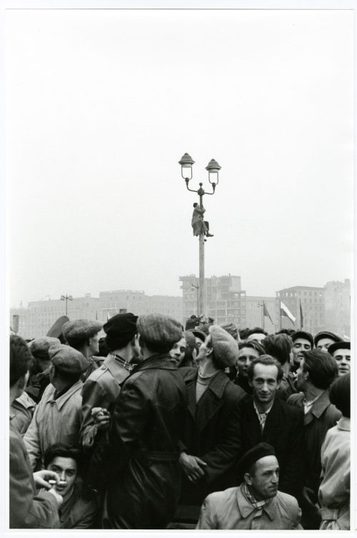 Dirk Alvermann (Fotograf*in), Laternenkletterer bei Massendemo, Warschau 1956, 1956