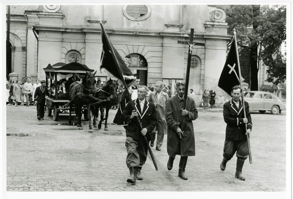 von der Kirche zum Friedhof, Polen 1963