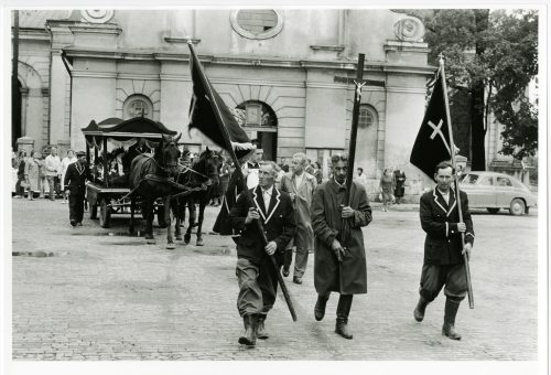 Dirk Alvermann (Fotograf*in), von der Kirche zum Friedhof, Polen 1963, 1963