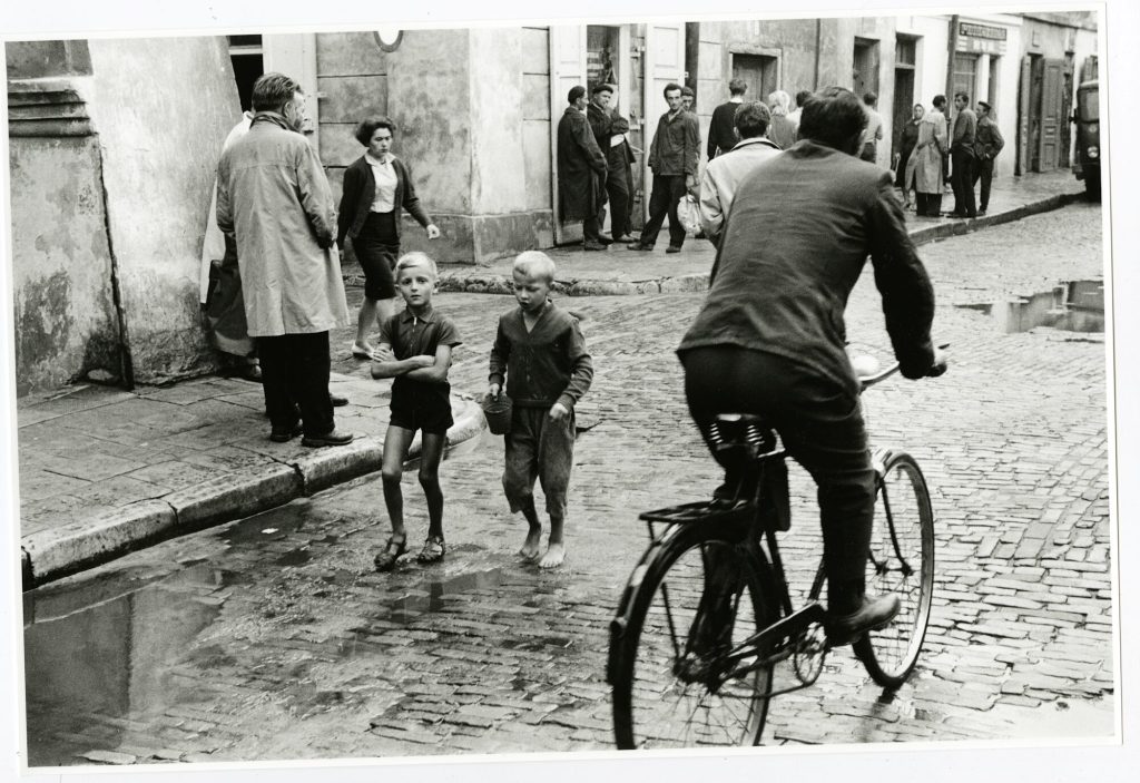 Barfuß auf Regenpflaster Polen 1963