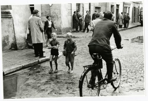 Dirk Alvermann (Fotograf*in), Barfuß auf Regenpflaster Polen 1963, 1963