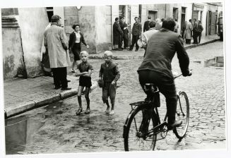 Barfuß auf Regenpflaster Polen 1963