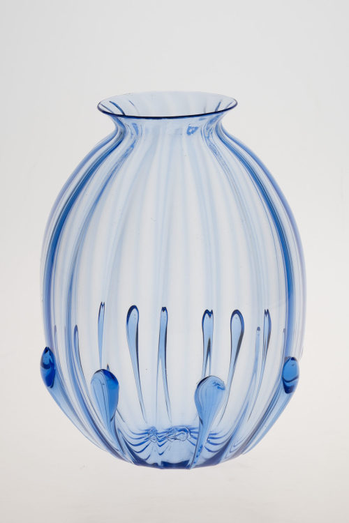 M.V.M. Cappellin & C. (Ausführung), Blaue gerippte Vase mit "goccioloni", ca. 1924 (Entwurf)